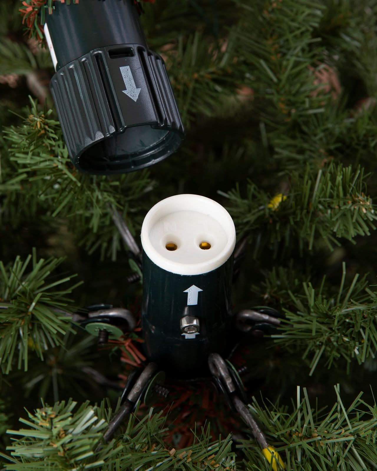 Árvore de Natal European 1,80 m com Galhos Articulados, Suporte Metálico e Micro LEDs Embutidos DVT03