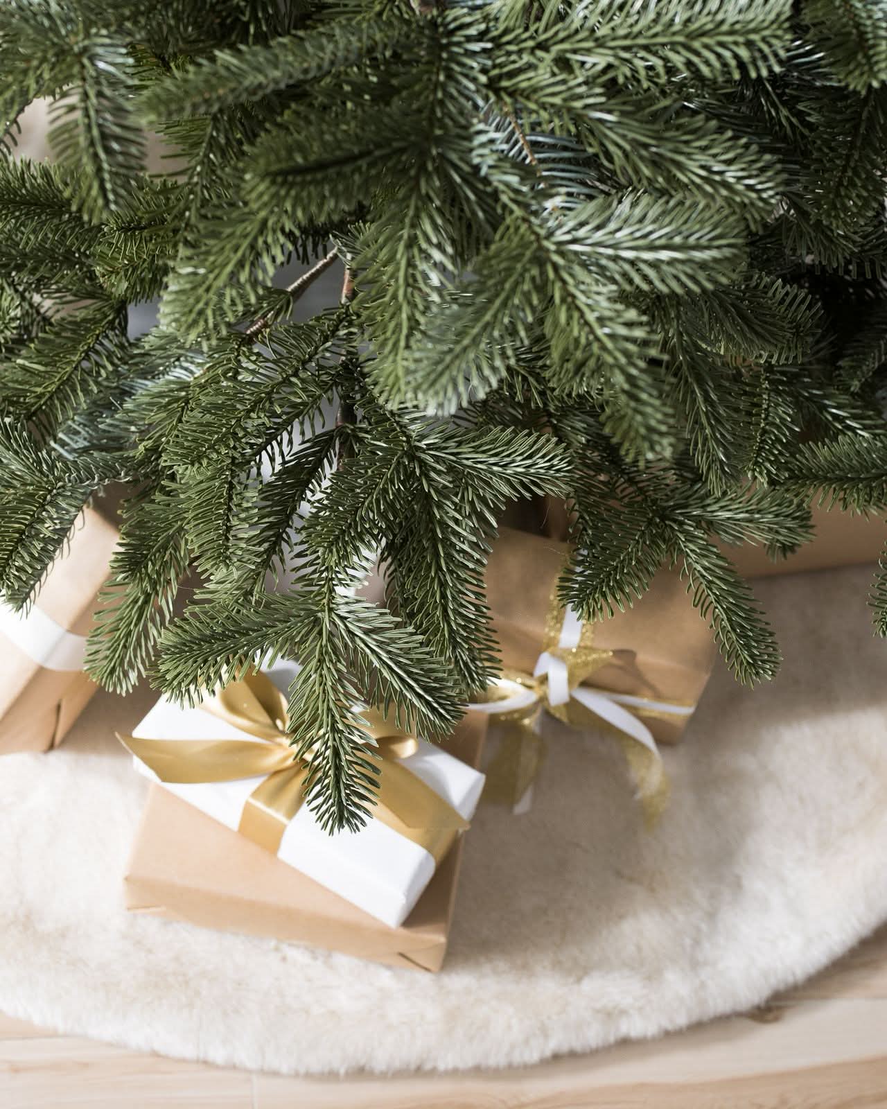 Árvore de Natal European 1,80 m com Galhos Articulados, Suporte Metálico e Micro LEDs Embutidos DVT03