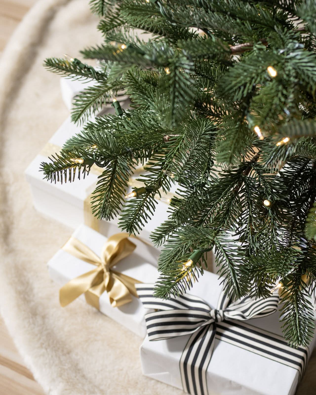 Árvore de Natal European 1,80 m com Galhos Articulados, Suporte Metálico e Micro LEDs Embutidos DVT03