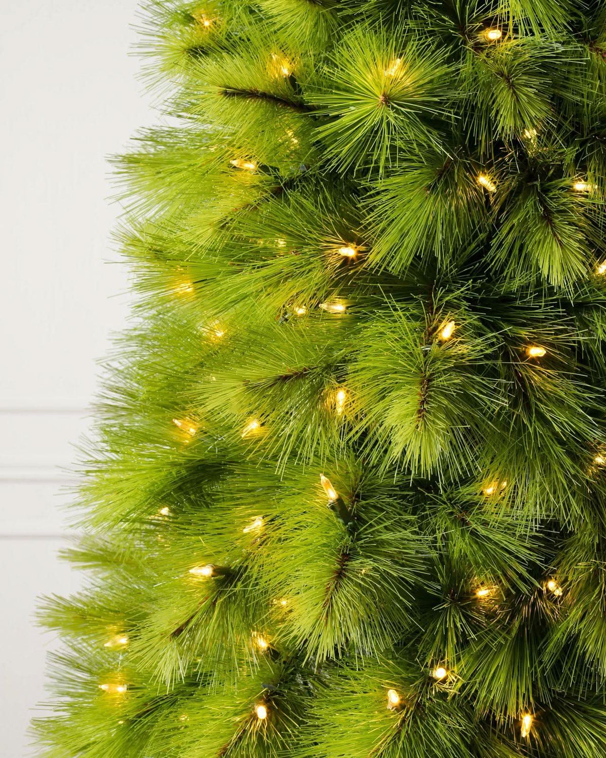 Árvore de Natal Pine Slim 1,80 m com Galhos Articulados, Suporte Metálico e Micro LEDs Embutidos DVT07