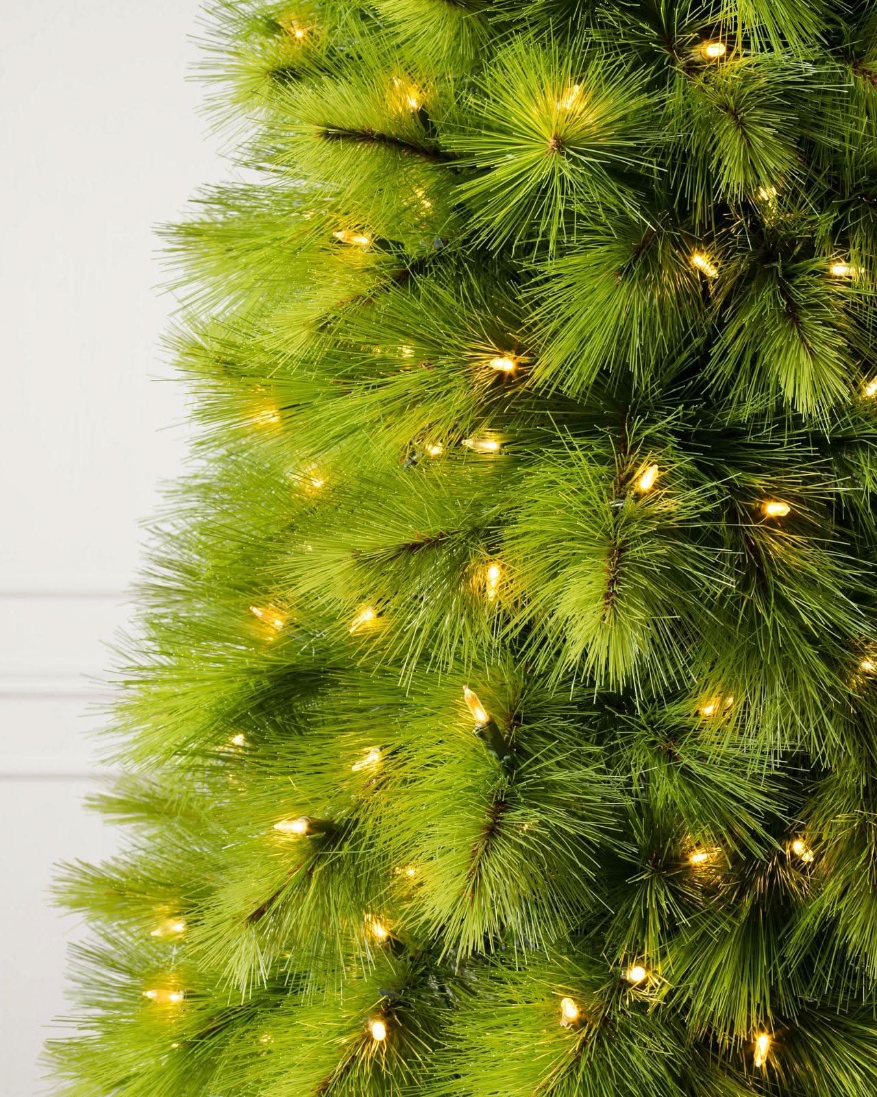 Árvore de Natal Pine Slim 1,80 m com Galhos Articulados, Suporte Metálico e Micro LEDs Embutidos DVT07